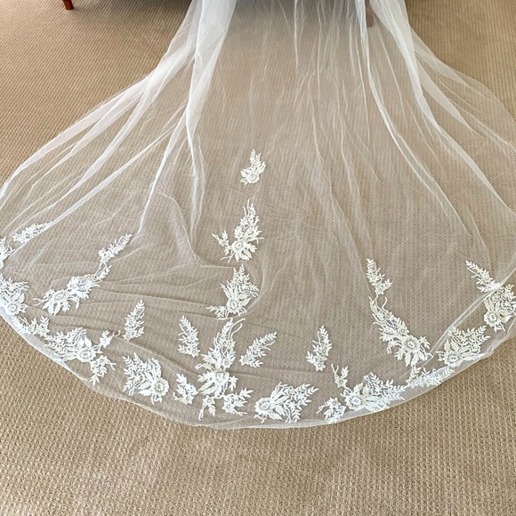 STUNING PRONOVIAS CATHEDRAL VEIL!! NWT - Picture 2 of 12